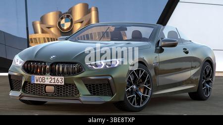 BMW M8 Convertibile di fronte alla sede centrale BMW Welt Foto Stock