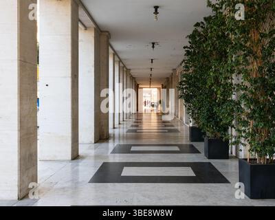 Edificio degli anni '30 in stile architettonico fascista, in Italia Foto Stock