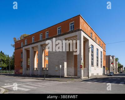 Edificio degli anni '30 in stile architettonico fascista, sede di Coldiretti, camera di commercio agricola, a Latina, Italia Foto Stock