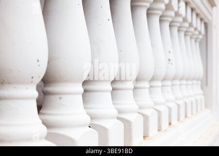 Colonne bianche in stile antico da vicino. Foto Stock