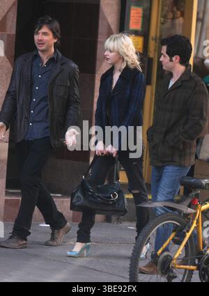 Matthew Settle, Taylor Momsen e Penn Badgley sul set di Gossip Girl a New York City - 13 marzo 2009 Foto Stock