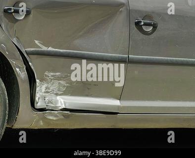 Bordo usurato. Parte dell'auto, graffi sulle portiere. Foto Stock