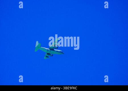Aereo militare su un cielo blu Foto Stock