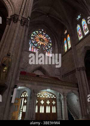 Il rosone nel transetto occidentale della Basilica del voto Nacional a Quito, Ecuador. Foto Stock