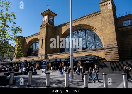 Vista esterna della stazione ferroviaria principale di Kings Cross il 9 maggio 2025 a Londra, Regno Unito. La stazione ferroviaria di Kings Cross, nota anche come London Kings Cross, è un capolinea ferroviario passeggeri ai margini del centro di Londra e una delle stazioni più trafficate del Regno Unito. Foto Stock