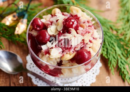Budino di riso alle mandorle con salsa di ciliegie Foto Stock