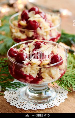 Budino di riso alle mandorle con salsa di ciliegie Foto Stock