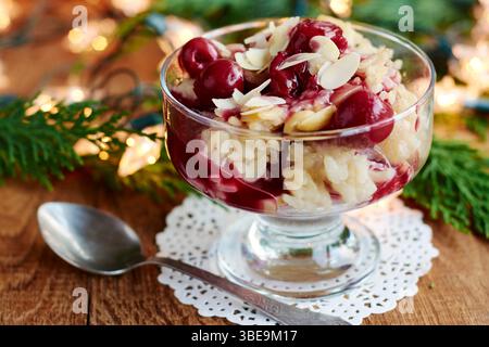 Budino di riso alle mandorle con salsa di ciliegie Foto Stock