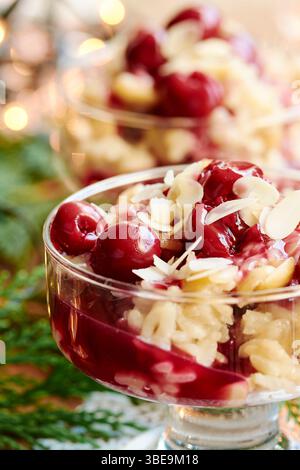 Budino di riso alle mandorle con salsa di ciliegie Foto Stock