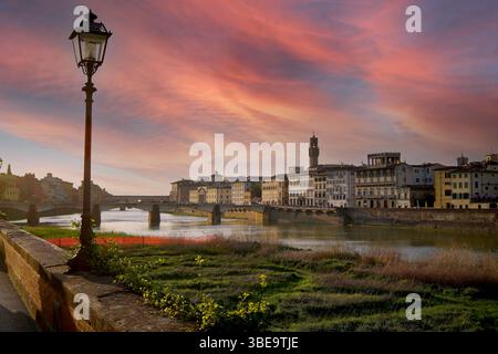 Vista sul fiume Arno fino a Firenze, con il Ponte Vecchio. Foto Stock