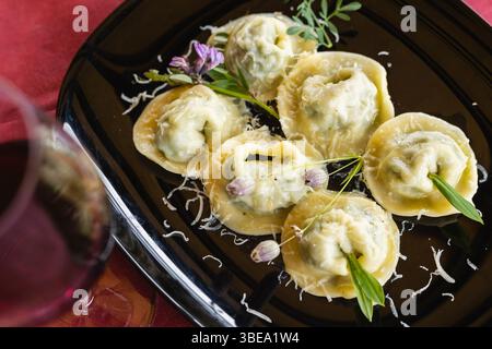 Un piatto gourmet di Cjarsons, tipica pasta ripiena della Carnia in Friuli Venezia Giulia. Foto Stock