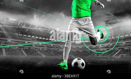Il calciatore colpisce la palla con potenza sotto le luci notturne con la maglia azzurra e le sovrapposizioni grafiche per il tracciamento dell'interfaccia utente fantascientifico. Opere d'arte moderne Foto Stock