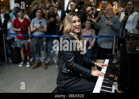 LONDRA, INGHILTERRA - MAGGIO 28: Delta Goodrem si esibisce al pianoforte Sir Elton John alla stazione internazionale di St Pancras il 28 maggio 2025 a Londra, Inghilterra. (Foto di Lounisphotography) credito: Lounisphotography/Alamy Live News Foto Stock