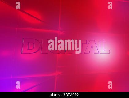 Immagine dai colori vivaci con testo "DIGITALE" in grassetto, immersa in sfumature luminose di rosso e viola. Atmosfera futuristica e di ispirazione tecnologica Foto Stock