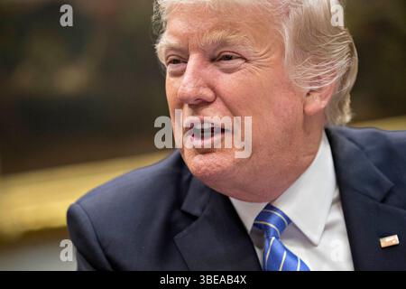 WASHINGTON, D.C. - 15 febbraio: U.S. Presidente Donald Trump parla durante una sessione di ascolto con il Retail leader di settore di associazione e gli stati Foto Stock