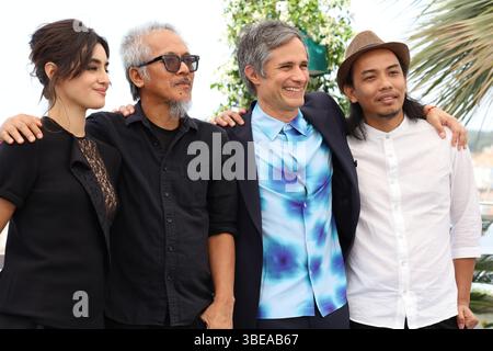 Cannes, Francia. 19 maggio 2025. Angela Azevedo, Lav Diaz, Gael García Bernal e Amado Arjay Babon al concorso fotografico Magellano (Magalhães) al 78° Festival di Cannes. Crediti: Doreen Kennedy/Alamy Live News. Foto Stock