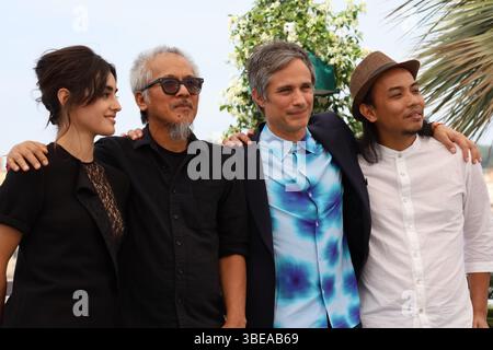 Cannes, Francia. 19 maggio 2025. Angela Azevedo, Lav Diaz, Gael García Bernal e Amado Arjay Babon al concorso fotografico Magellano (Magalhães) al 78° Festival di Cannes. Crediti: Doreen Kennedy/Alamy Live News. Foto Stock