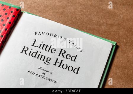 Primo piano della pagina del titolo del libro per bambini Little Red Riding Hood Foto Stock