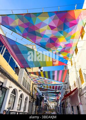 Vibrant Street Art di Okuda San Miguel a Ibiza, Spagna - colorato murale geometrico contro il cielo blu Foto Stock