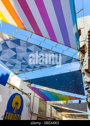Vibrant Street Art di Okuda San Miguel a Ibiza, Spagna - colorato murale geometrico contro il cielo blu Foto Stock