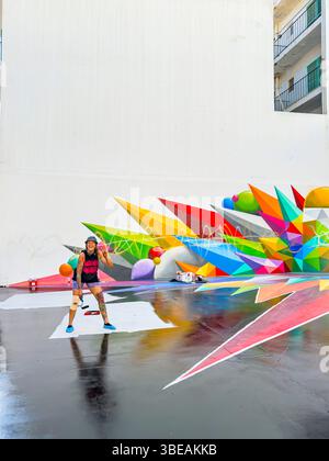 Vibrant Street Art di Okuda San Miguel a Ibiza, Spagna - colorato murale geometrico contro il cielo blu Foto Stock