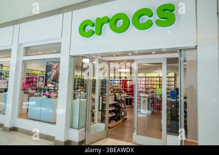 Miami Florida Kendall, Dadeland Mall, negozi, interni, negozio di scarpe Crocs, cartellonistica verde brillante con logo, comode calzature informali Foto Stock