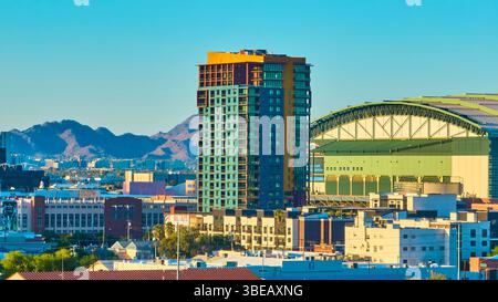 Volo aereo attraverso il moderno Phoenix High Rise Chase Field Downtown al Golden Hour Foto Stock