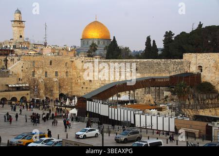 Una vista del muro Occidentale (muro del pianto) e della Cupola della roccia nella città Vecchia di Gerusalemme Foto Stock