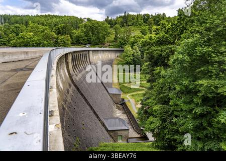 La diga di Aggertalsperre nella Terra di Oberbergisches, vicino Bergneustadt, gestita dalla Aggerverband, parete della diga alta 45 metri, il serbatoio è utilizzato per il wate Foto Stock