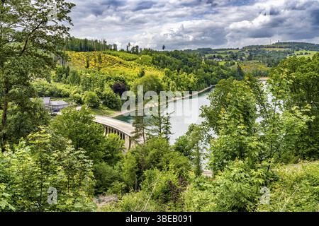 La diga di Aggertalsperre nella Terra di Oberbergisches, vicino Bergneustadt, gestita dalla Aggerverband, parete della diga alta 45 metri, il serbatoio è utilizzato per il wate Foto Stock