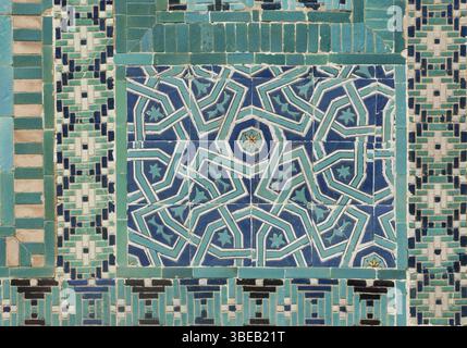 Vecchio mosaico asiatico di ceramica. elementi di ornamento orientale su piastrelle di ceramica Foto Stock