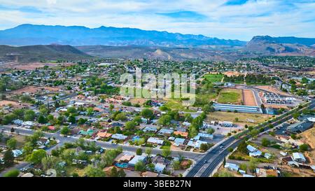 Il quartiere aereo suburbano e l'uragano Utah delle Red Rock Mountains volano sopra Foto Stock