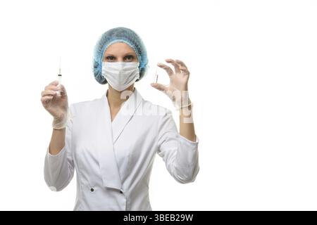 Il medico tiene una siringa in una mano nella l'altra fiala con un medicinale si affaccia sul telaio Foto Stock
