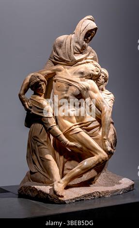 La deposizione o Pietà Bandini, una scultura in marmo bianco di carrera di Michelangelo esposta nel Museo dell'Opera del Duomo, Firenze, Italia Foto Stock