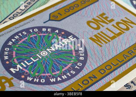 15 settembre 2024 - Newmarket, Ontario, Canada: Primo piano di un milione di dollari dal gioco da tavolo Who Wants to be a Millionaire Foto Stock