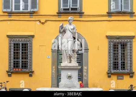 Fontana della Pupporona , conosciuta localmente come la Pupporona , una fontana d'acqua di una ninfa , situata in Piazza del Salvatore , Lucca, Italia Foto Stock