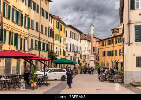 Gente che cammina in Piazza San Francesco, Lucca, Italia Foto Stock