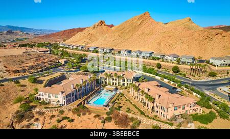 Aeroporto di lusso Desert Resort Community con volo in volo sullo sfondo delle montagne Foto Stock