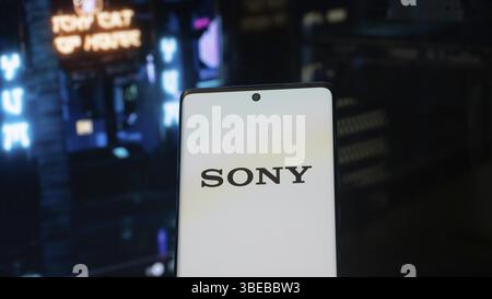 Dhaka, Bangladesh 3 maggio 2025: SONY è una società giapponese. SONY è un'azienda produttrice di console di videogiochi e di videogiochi. Smartphone con logo SONY attivato Foto Stock