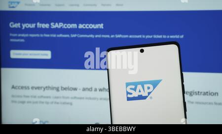 Dhaka, Bangladesh 3 maggio 2025: Smartphone in superficie con logo SAP Foto Stock