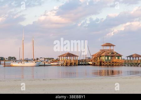 Il complesso del molo Biloxi Schooner ospita due repliche di navi a vela a basso pescaggio utilizzate per i noleggi lungo la costa del Golfo del Mississippi a Biloxi, Mississippi Foto Stock