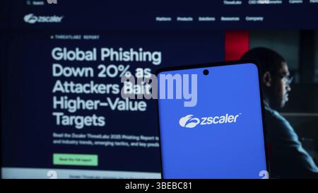 Dhaka, Bangladesh, 2 maggio 2025: Il logo Zscaler di una società americana di sicurezza delle informazioni basata sul cloud è visibile sullo schermo di un telefono cellulare Foto Stock