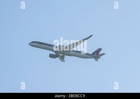 Decollo dell'Airbus A350 A7-ANQ della Qatar Airways dall'aeroporto internazionale di Hamad Foto Stock