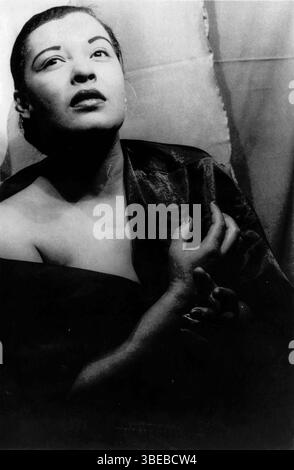 Un ritratto di Billie Holiday di Carl Van Vechten scattato il 23 marzo 1949. Billie Holiday, nata Eleanora Fagan (New York, 7 aprile 1915 – New York, 17 luglio 1959), è stata una cantante statunitense di musica jazz e swing. Soprannominata "Lady Day" dalla sua amica e partner musicale, Lester Young, Holiday ha dato un contributo significativo alla musica jazz e al canto pop. Il suo stile vocale, fortemente influenzato dagli strumentisti jazz, ha ispirato un nuovo modo di manipolare il fraseggio e il tempo. Holiday era nota per le sue doti vocali e improvvisative Foto Stock