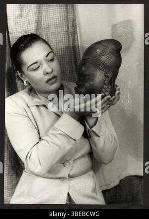 Un ritratto di Billie Holiday di Carl Van Vechten scattato il 23 marzo 1949. Billie Holiday, nata Eleanora Fagan (New York, 7 aprile 1915 – New York, 17 luglio 1959), è stata una cantante statunitense di musica jazz e swing. Soprannominata "Lady Day" dalla sua amica e partner musicale, Lester Young, Holiday ha dato un contributo significativo alla musica jazz e al canto pop. Il suo stile vocale, fortemente influenzato dagli strumentisti jazz, ha ispirato un nuovo modo di manipolare il fraseggio e il tempo. Holiday era nota per le sue doti vocali e improvvisative Foto Stock