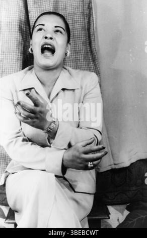 Un ritratto di Billie Holiday di Carl Van Vechten scattato il 23 marzo 1949. Billie Holiday, nata Eleanora Fagan (New York, 7 aprile 1915 – New York, 17 luglio 1959), è stata una cantante statunitense di musica jazz e swing. Soprannominata "Lady Day" dalla sua amica e partner musicale, Lester Young, Holiday ha dato un contributo significativo alla musica jazz e al canto pop. Il suo stile vocale, fortemente influenzato dagli strumentisti jazz, ha ispirato un nuovo modo di manipolare il fraseggio e il tempo. Holiday era nota per le sue doti vocali e improvvisative Foto Stock