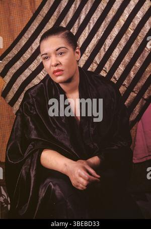Un ritratto di Billie Holiday di Carl Van Vechten scattato il 23 marzo 1949. Billie Holiday, nata Eleanora Fagan (New York, 7 aprile 1915 – New York, 17 luglio 1959), è stata una cantante statunitense di musica jazz e swing. Soprannominata "Lady Day" dalla sua amica e partner musicale, Lester Young, Holiday ha dato un contributo significativo alla musica jazz e al canto pop. Il suo stile vocale, fortemente influenzato dagli strumentisti jazz, ha ispirato un nuovo modo di manipolare il fraseggio e il tempo. Holiday era nota per le sue doti vocali e improvvisative Foto Stock