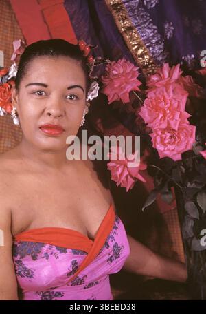 Un ritratto di Billie Holiday di Carl Van Vechten scattato il 23 marzo 1949. Billie Holiday, nata Eleanora Fagan (New York, 7 aprile 1915 – New York, 17 luglio 1959), è stata una cantante statunitense di musica jazz e swing. Soprannominata "Lady Day" dalla sua amica e partner musicale, Lester Young, Holiday ha dato un contributo significativo alla musica jazz e al canto pop. Il suo stile vocale, fortemente influenzato dagli strumentisti jazz, ha ispirato un nuovo modo di manipolare il fraseggio e il tempo. Holiday era nota per le sue doti vocali e improvvisative Foto Stock
