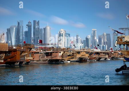 Barche tradizionali al porto di Dhow con lo skyline di doha, Qatar Foto Stock