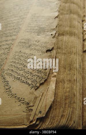 Antico libro aperto in arabo. vecchi manoscritti arabi Foto Stock